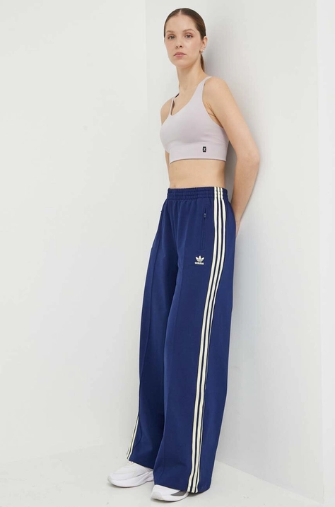 Tepláky adidas Originals tmavomodrá farba, s nášivkou, IR7464