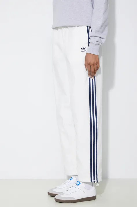 Спортен панталон adidas Originals в бежово с десен IS2354