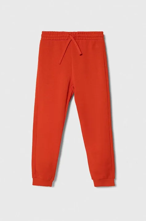 Детски памучен спортен панталон United Colors of Benetton в червено с изчистен дизайн