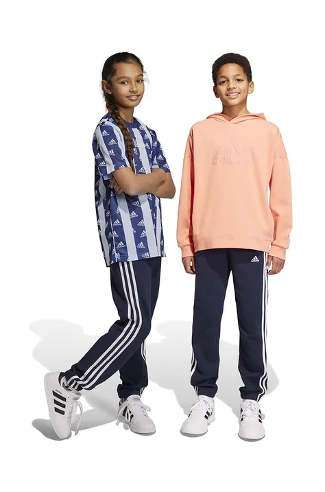 Детски спортен панталон adidas в синьо с апликация