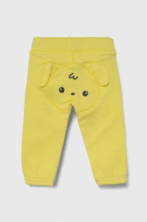 United Colors of Benetton pantaloni de trening din bumbac pentru bebeluși culoarea galben, cu imprimeu
