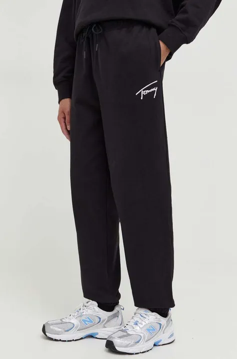 Bavlnené tepláky Tommy Jeans čierna farba,jednofarebné,DM0DM18356