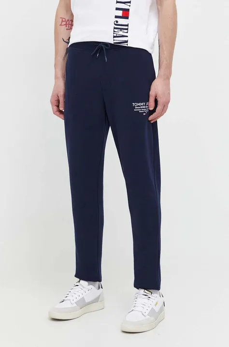 Памучен спортен панталон Tommy Jeans в тъмносиньо с принт DM0DM18357