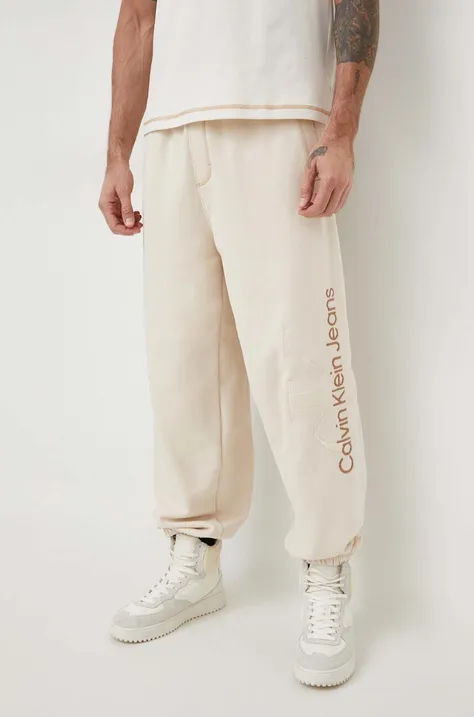 Бавовняні спортивні штани Calvin Klein Jeans колір бежевий з аплікацією