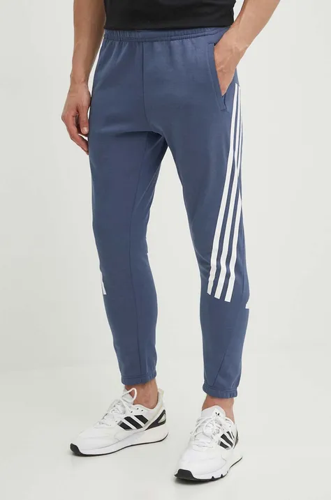 Спортен панталон adidas в синьо с принт IR9194