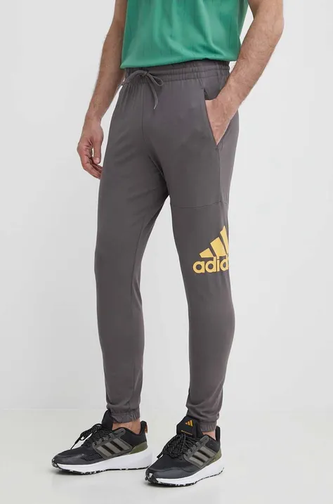 Спортен панталон adidas в сиво с принт IR9989