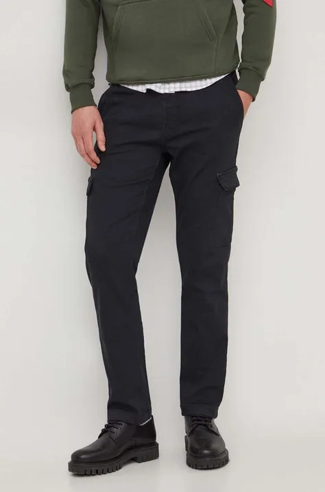 Панталон Pepe Jeans в черно с кройка по тялото
