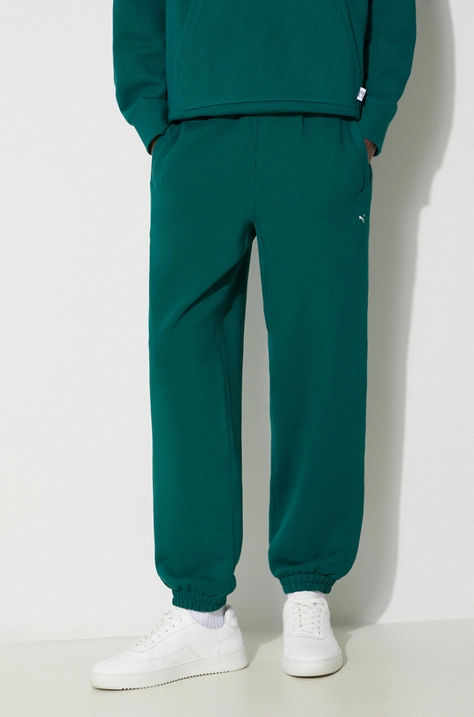 Памучен спортен панталон Puma MMQ Sweatpants в зелено с изчистен дизайн 624007