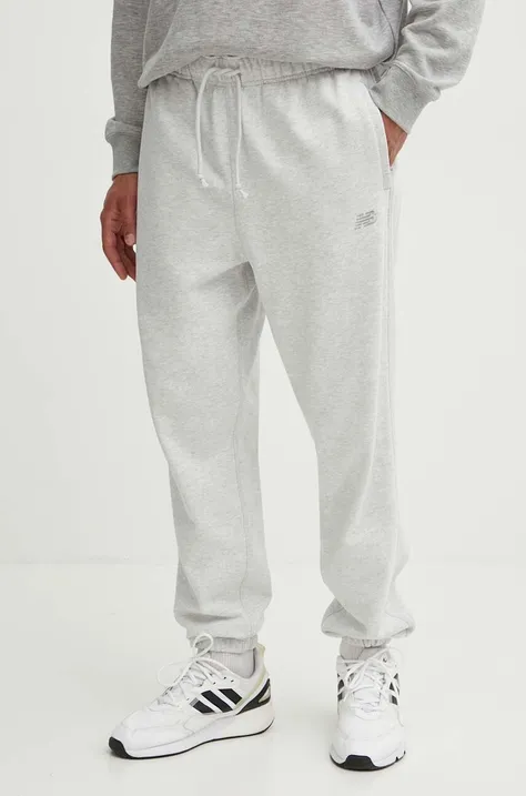 Бавовняні спортивні штани New Balance колір сірий з аплікацією
