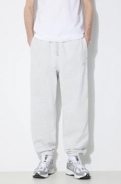 New Balance pantaloni da jogging in cotone colore grigio con applicazione