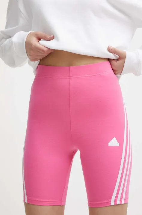 Къс панталон adidas в розово с апликация с висока талия IS3630