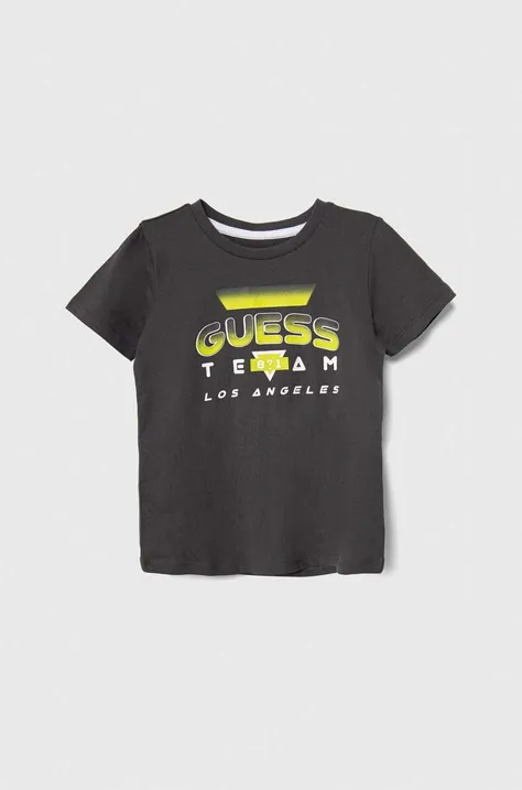 Детска памучна тениска Guess в черно с принт