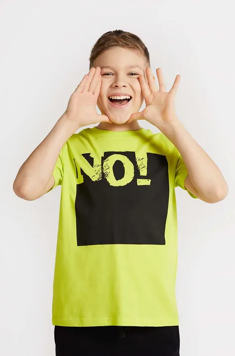 Детска памучна тениска Coccodrillo в зелено с принт