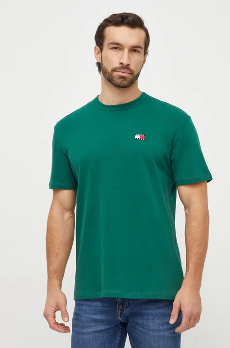 Bavlnené tričko Tommy Jeans pánsky, zelená farba, s nášivkou, DM0DM17995