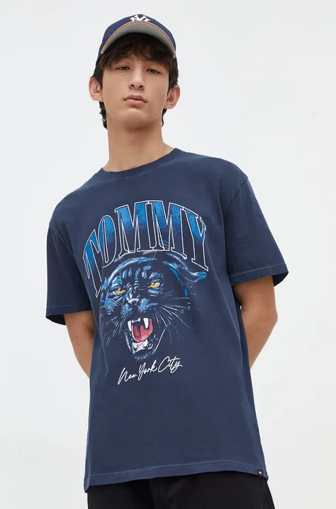 Pamučna majica Tommy Jeans za muškarce, boja: tamno plava, s tiskom, DM0DM18281