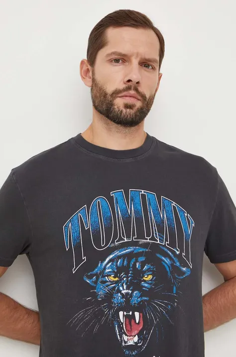 Pamučna majica Tommy Jeans za muškarce, boja: siva, s tiskom, DM0DM18281