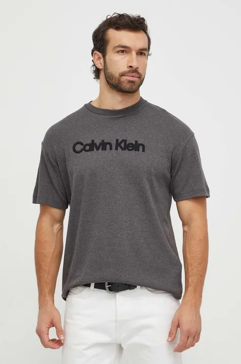 Памучна тениска Calvin Klein в сиво с апликация K10K112727