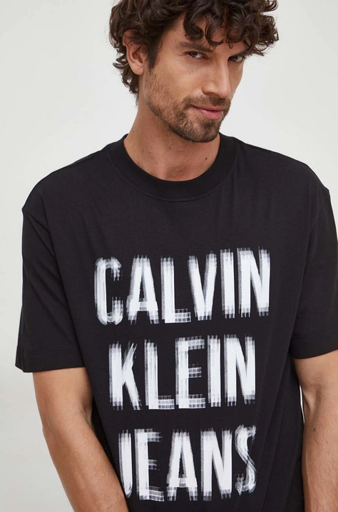 Памучна тениска Calvin Klein Jeans в черно с принт J30J324648