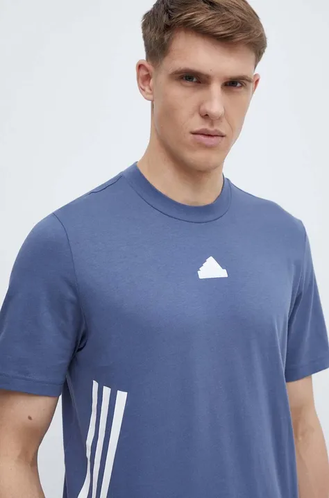 Памучна тениска adidas в синьо с принт IX5199