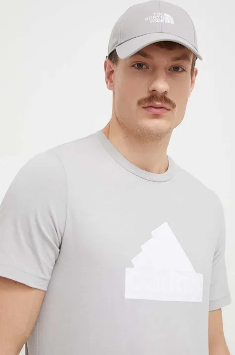 Памучна тениска adidas 0 в сиво с апликация  IY4283