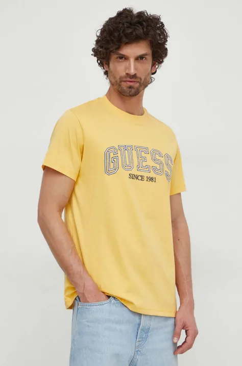Хлопковая футболка Guess мужской цвет жёлтый с аппликацией