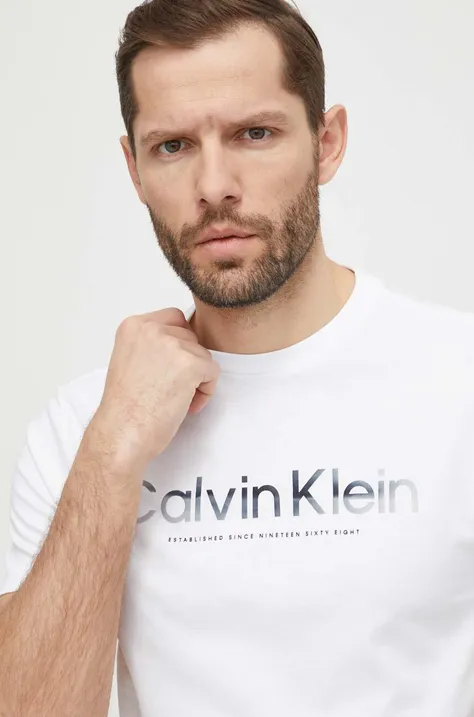 Calvin Klein tricou din bumbac bărbați, culoarea alb, cu imprimeu K10K112497