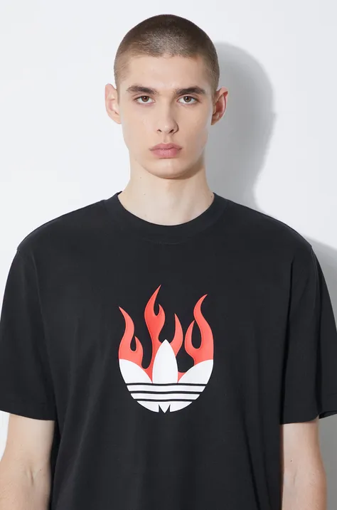 Памучна тениска adidas Originals Flames в черно с принт IS0178