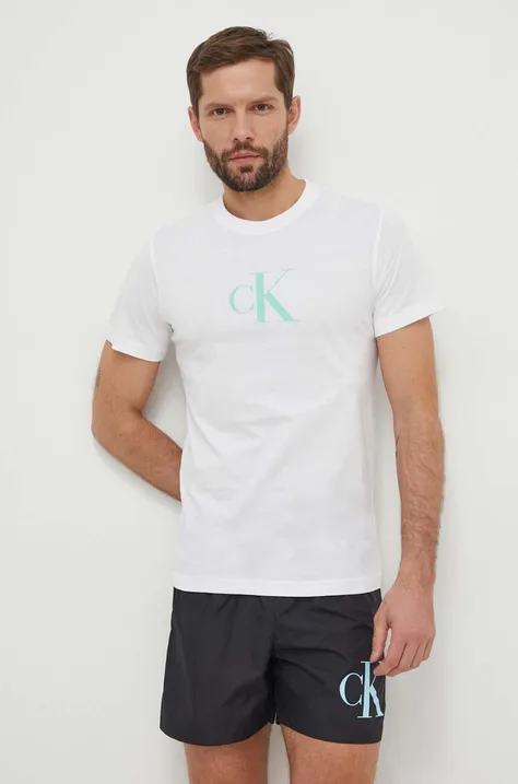 Памучна тениска Calvin Klein в бяло с принт KM0KM00971