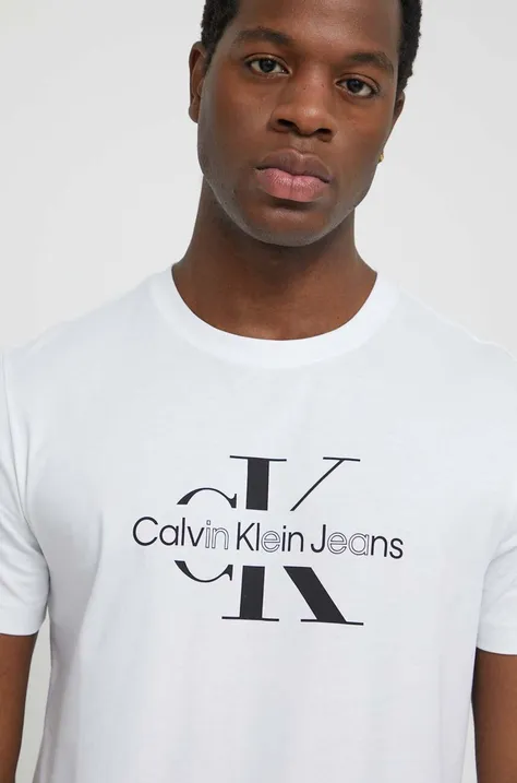 Памучна тениска Calvin Klein Jeans в бяло с принт J30J325190
