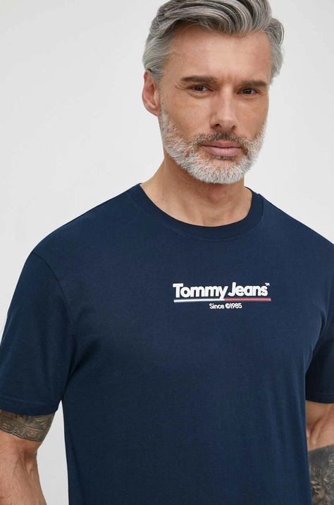 Pamučna majica Tommy Jeans za muškarce, boja: tamno plava, s tiskom, DM0DM18590