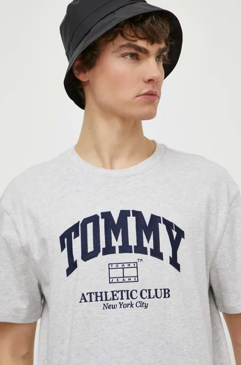Pamučna majica Tommy Jeans za muškarce, boja: siva, s aplikacijom, DM0DM18557