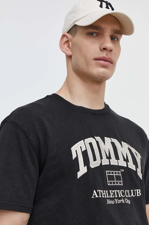 Pamučna majica Tommy Jeans za muškarce, boja: crna, s aplikacijom, DM0DM18557