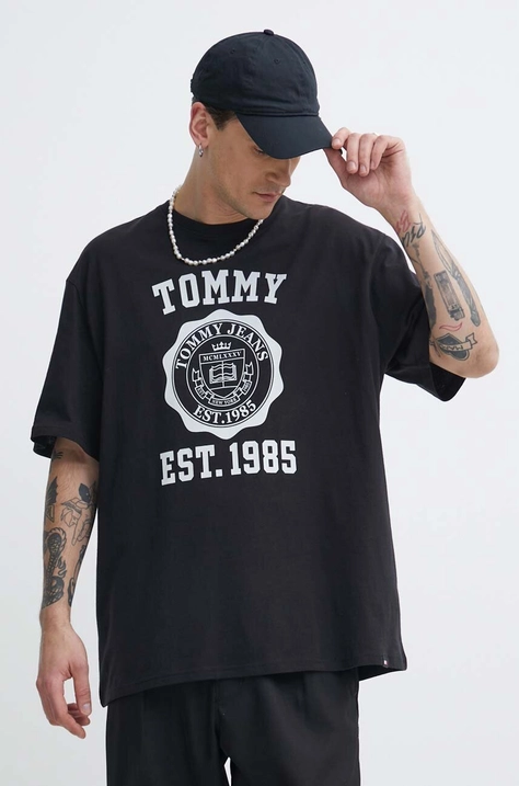 Pamučna majica Tommy Jeans za muškarce, boja: crna, s tiskom, DM0DM18560