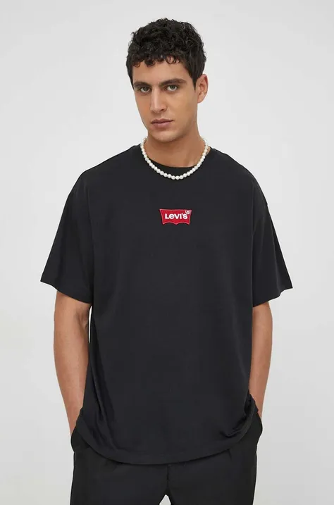 Памучна тениска Levi's в черно с апликация