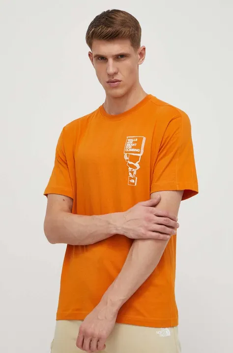 Памучна тениска The North Face в оранжево с принт NF0A87FFPCO1
