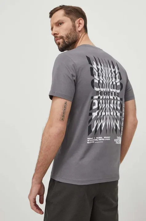 Pamučna majica The North Face za muškarce, boja: siva, s tiskom, NF0A87ED0UZ1