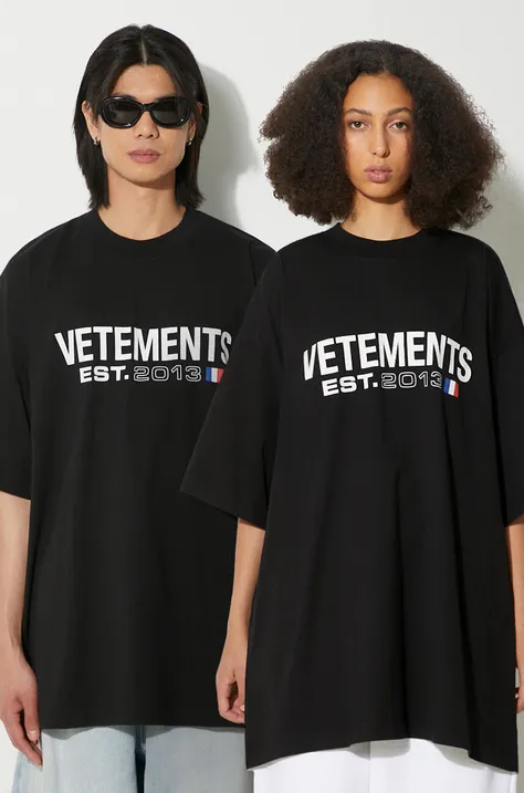 Памучна тениска VETEMENTS Flag Logo T-Shirt в черно с принт UE64TR160B