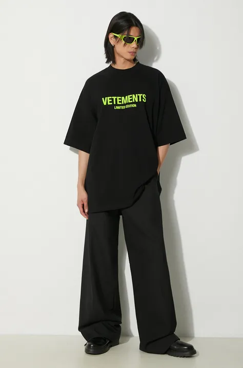Хлопковая футболка VETEMENTS Limited Edition Logo T-Shirt цвет чёрный с принтом UE64TR800X