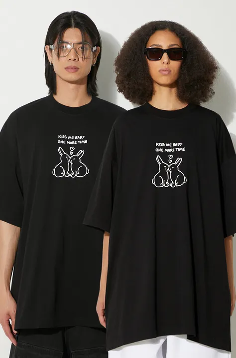 Памучна тениска VETEMENTS Kissing Bunnies в черно с принт UE64TR240B