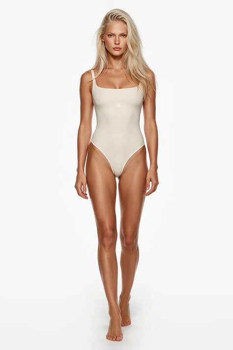 GOD SAVE QUEENS Боди для женщин SQUARE-NECK BODYSUIT бежевое однотонное GSQ-139-372