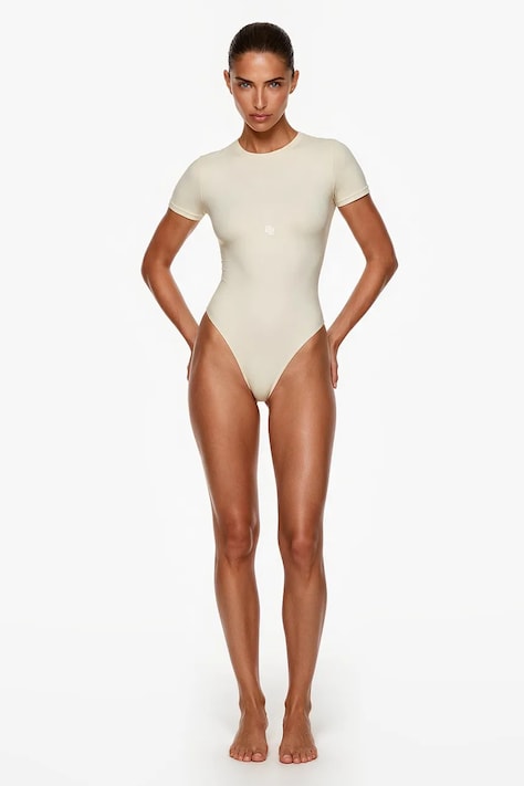 GOD SAVE QUEENS Боди для женщин T-SHIRT BODYSUIT бежевое однотонное GSQ-139-373