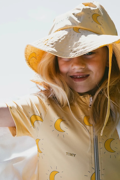 Jednodílné dětské plavky Tinycottons MIDNIGHT SUN SWIMSUIT žlutá barva, SS25-268