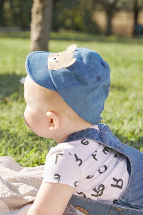 Detská bavlnená šiltovka Mayoral Newborn s nášivkou, 9885