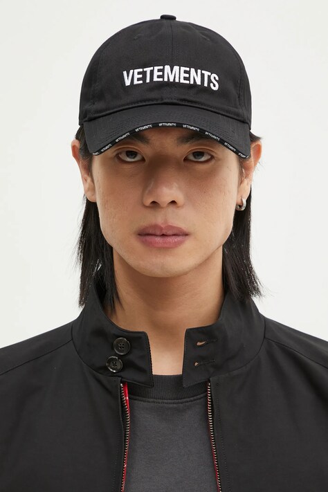 Шапка с козирка VETEMENTS Logo в черно с изчистен дизайн UA66CA120B