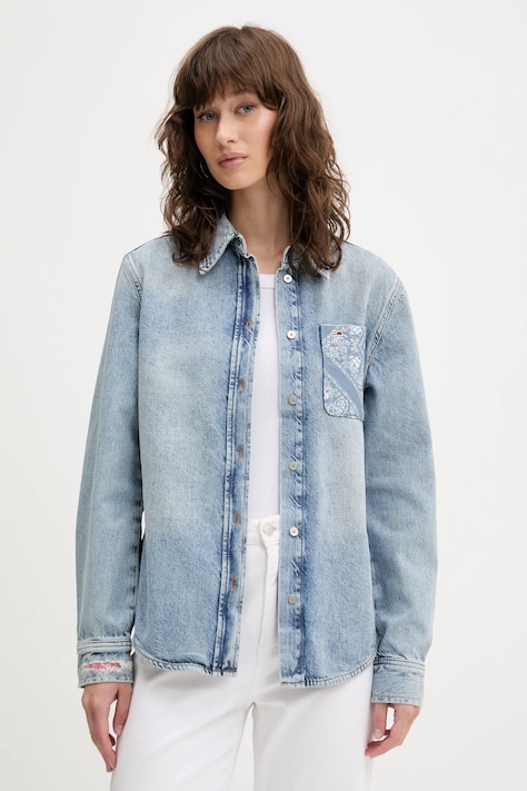 Дънкова риза от памук Tommy Jeans дамска в синьо със свободна кройка с класическа яка DW0DW20665