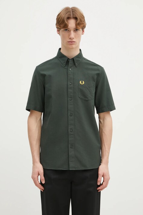 Памучна риза Fred Perry мъжка в зелено със стандартна кройка с яка с копче M8730.X89