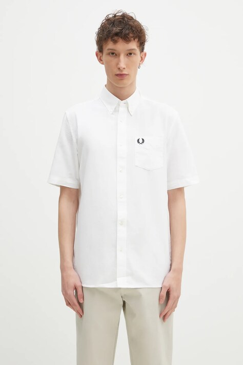 Памучна риза Fred Perry мъжка в бяло със стандартна кройка с яка с копче M8730.100