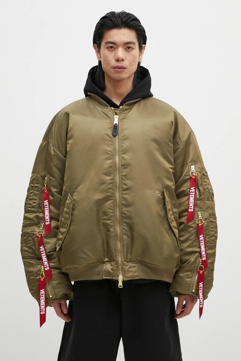 Двостороння куртка-бомбер VETEMENTS Cargo Bomber чоловіча колір зелений перехідна oversize UA66JA300E