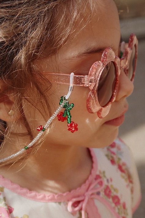 Řetízek k dětským slunečním brýlým Konges Sløjd SUNGLASSES BEAD CHAIN CHERRY více barev, KS102829