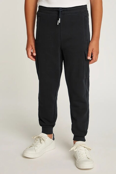 Dětské bavlněné tepláky Calvin Klein Jeans RELAXED TAPERED LEG CARGO černá barva, IB0IB02409